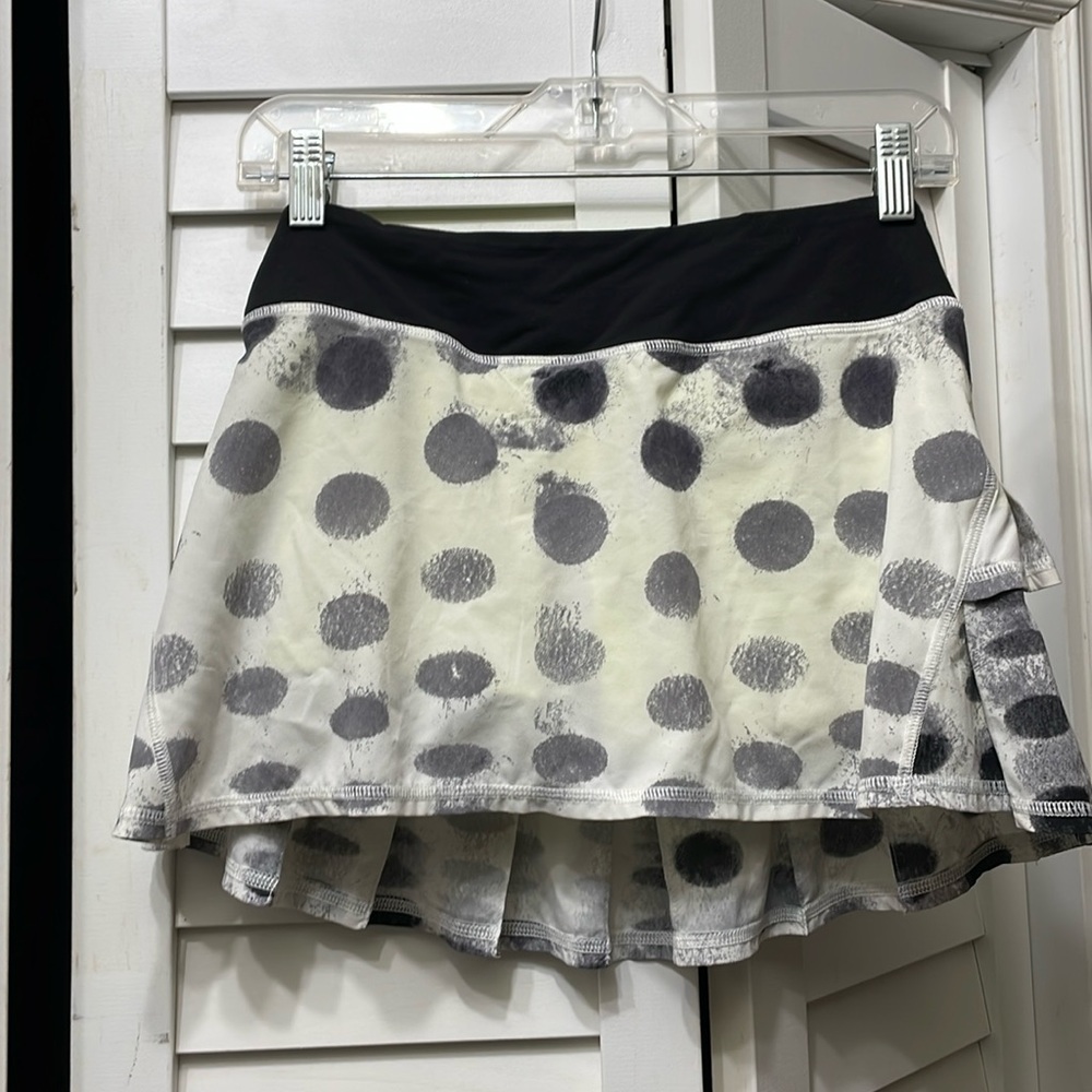 Lululemon Pace setter skirt skirt in seaside dot with neon lining size 2